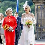 Máxima zvolila bílé šaty s krajkou v midi délce od své oblíbené nizozemské značky Jan Taminiau, zatímco první dáma České republiky Eva Pavlová vsadila na mnohem výraznější barvu. Oběma to při státní návštěvě velmi slušelo.