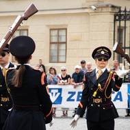 Velice efektivní jsou prohozy zbraní, kdy si vystupující hází mezi sebou, zatímco velitel jednotky prochází skrze ně.