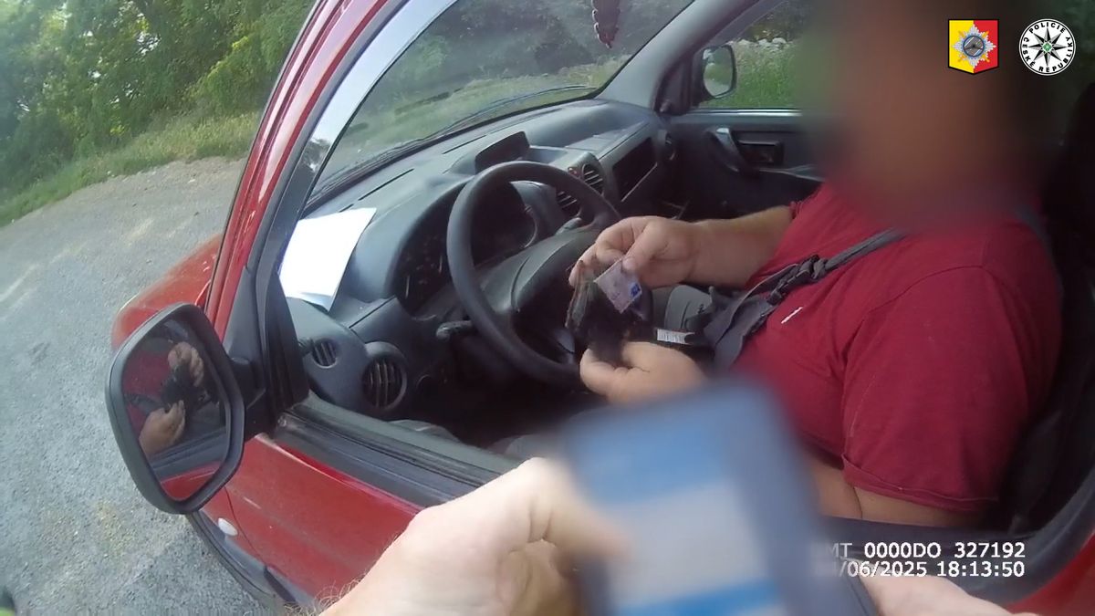 Ovíněný řidič měl co dělat, aby se na cestě z práce v Praze vešel s autem na silnici
