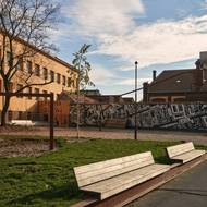 Důležitým materiálem je svařovaná ocel a akátové dřevo.