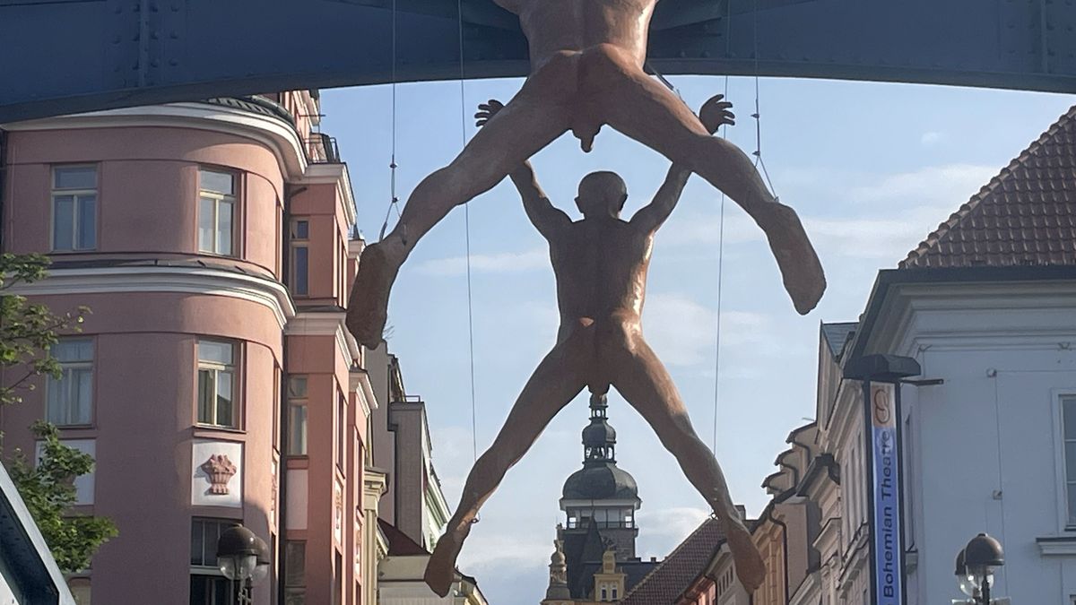 Černá věž pod pánským přirozením. Naháči na mostě v Budějovicích budí pozdvižení