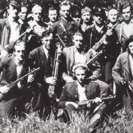 Členové Brigády M. Jana Husa (v horní řadě uprostřed nechvalně proslulý Miroslav Pich Tůma), která začala působit na českomoravském pomezí po výsadku v říjnu 1944. Tragické bylo pro brigádu obklíčení 26. března 1945 u Leškovic na Havlíčkobrodsku, kde zahynulo sedm členů včetně velitele Fomina.