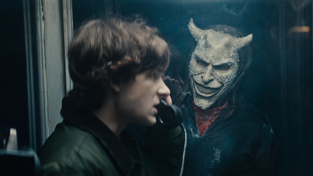 Ethan Hawke se vrací coby sadistický vrah dětí. Černý telefon pokračuje