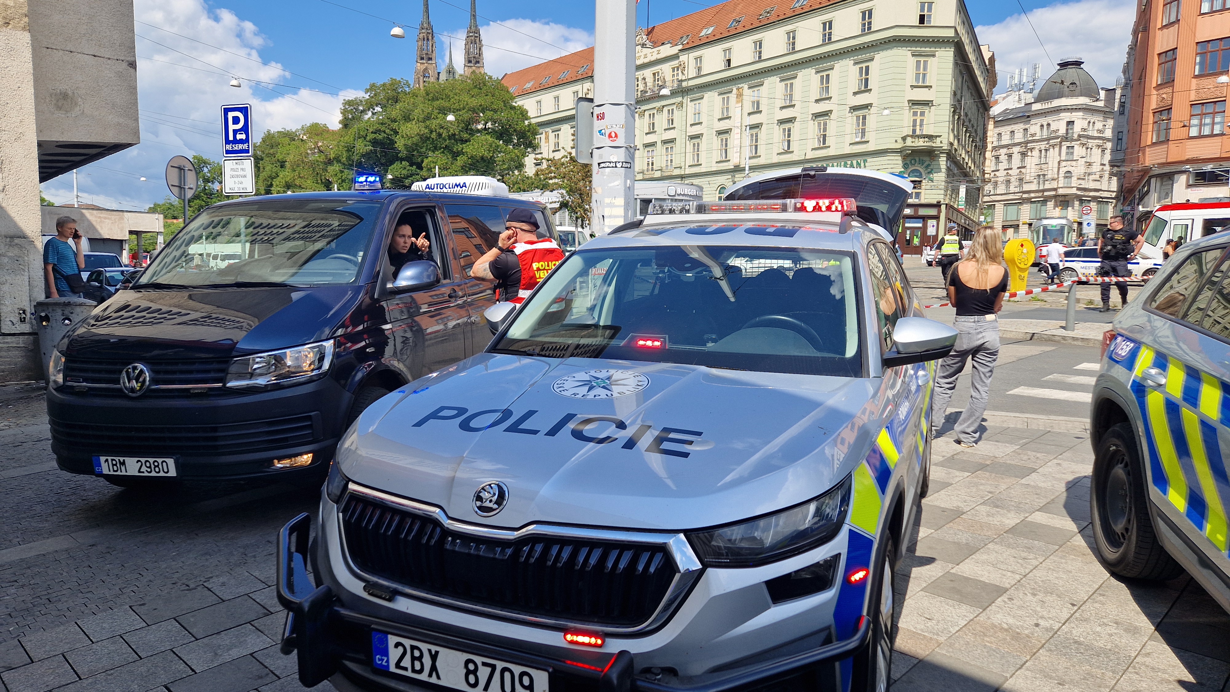Policisté jdou po lidech, kteří vyhrožují organizátorům akce se sjezdem sudetských Němců 