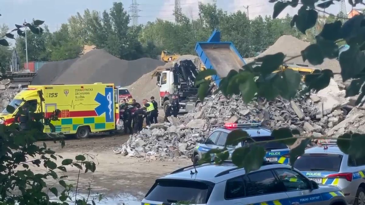 Mladého dělníka na stavbě v Praze zasypala suť, je v kritickém stavu