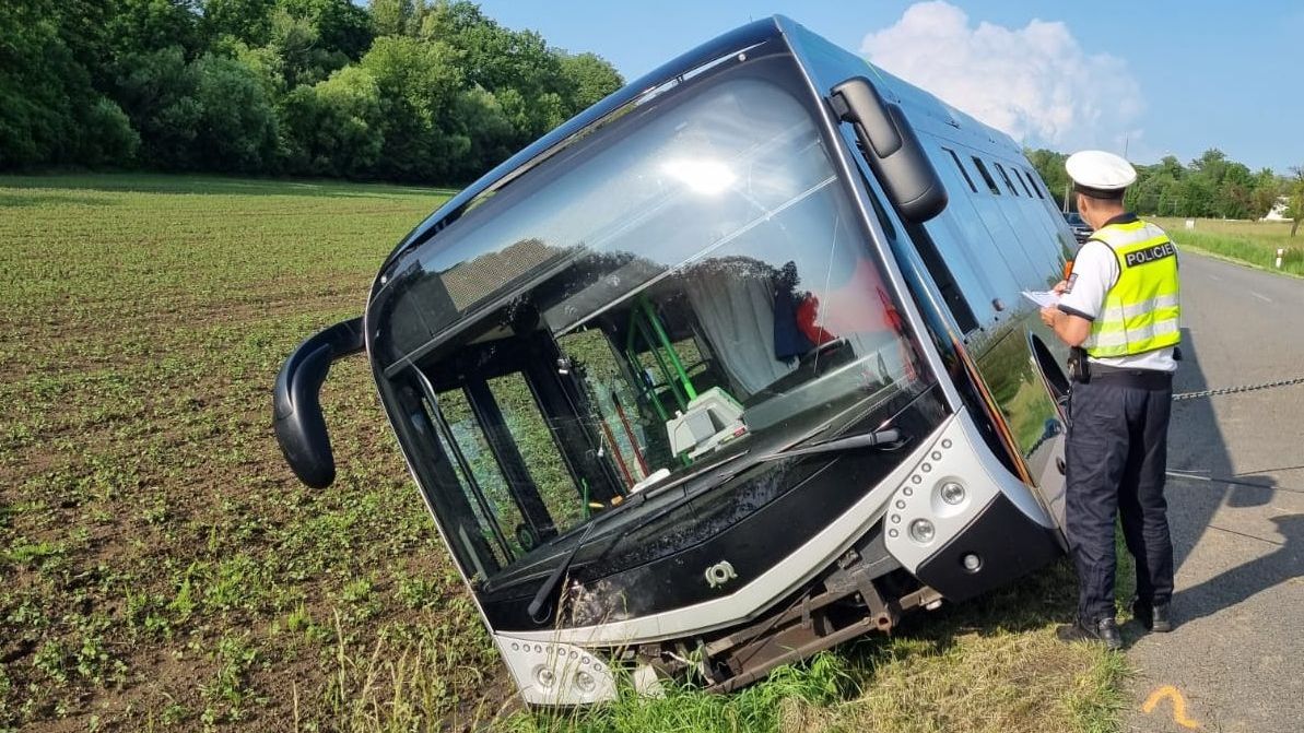 Na Frýdecko-Místecku sjel autobus do příkopu, cestující z něj museli oknem