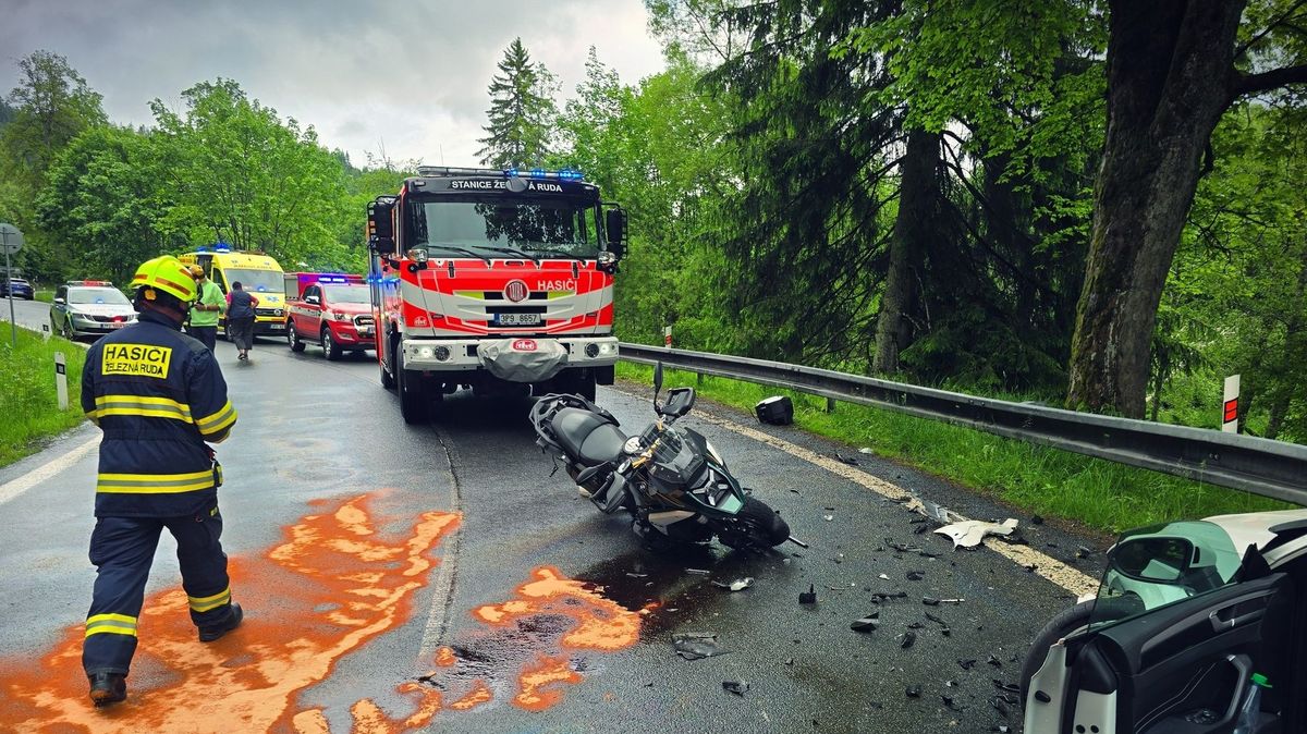 Motorkář uklouzl na Šumavě na olejové skvrně a naboural do auta