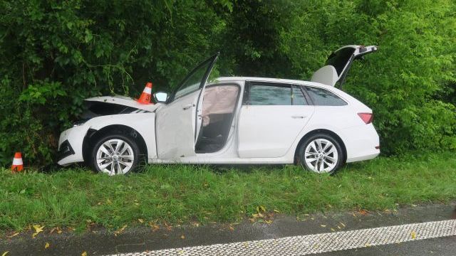 Řidiče v Přerově přemohl mikrospánek. Se škodovkou narazil do stromu a skončil v nemocnici