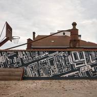 Dominantou prostoru je zeď s malbou mapy okolí ulice Cejl.