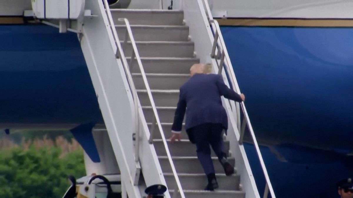 Trump zakopl na schodech do letadla. Rubio ho hned napodobil