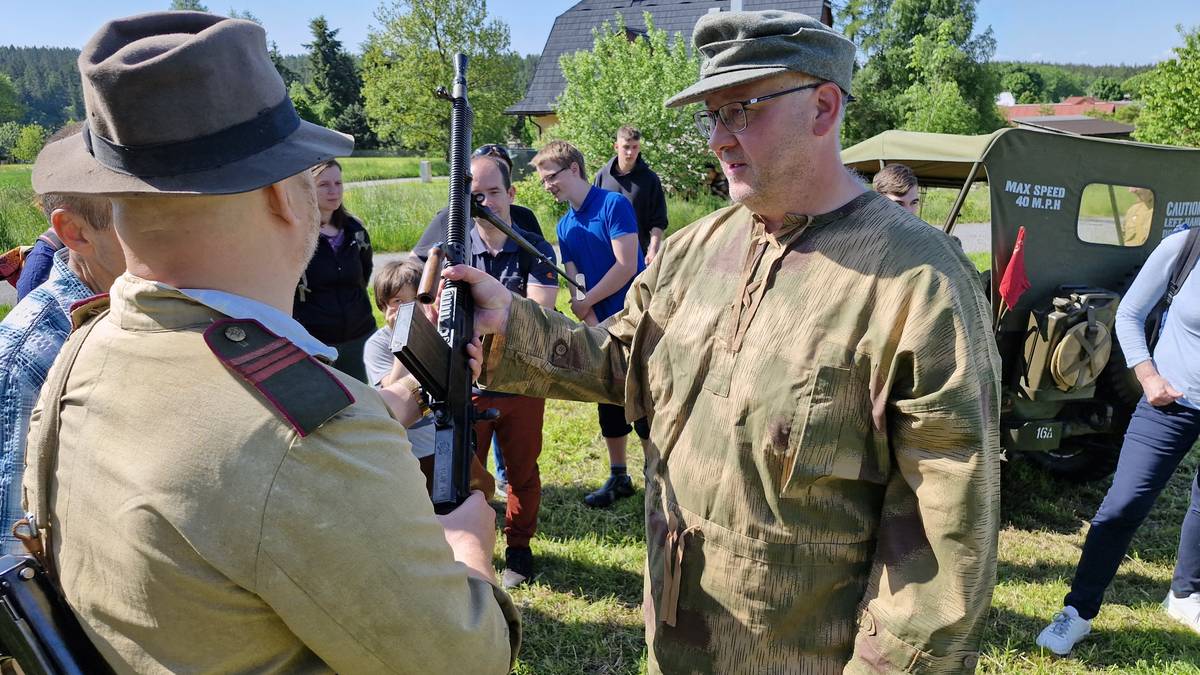 Účastníci „partyzánské“ akce mohli prozkoumat i dobové zbraně nebo jejich repliky.