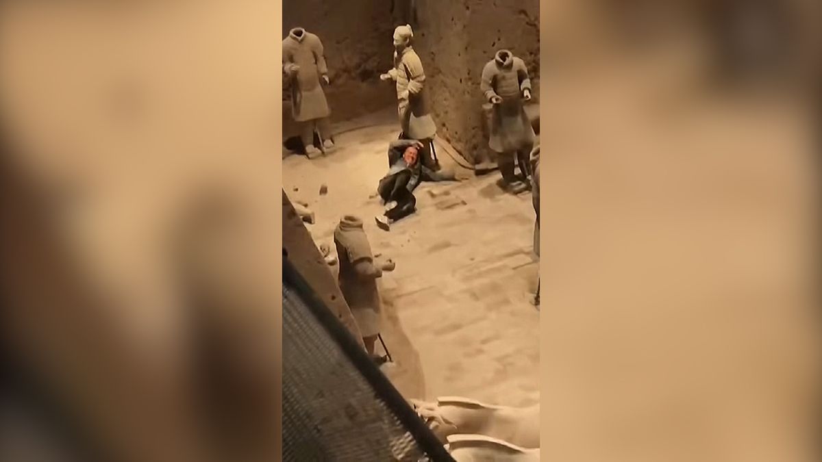 Duševně narušený muž skočil mezi válečníky Terakotové armády a dvě sochy poškodil