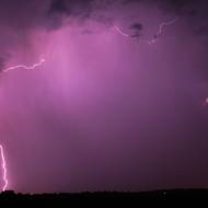 Nejbezpečnější je bouřku fotografovat z dálky nebo z okna. Ze zastřešeného prostoru však není vždy dobrý výhled.