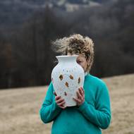 Designérka Pavla Vachunová tvoří z porcelánu rozmanité užité objekty, šperky a vázy.