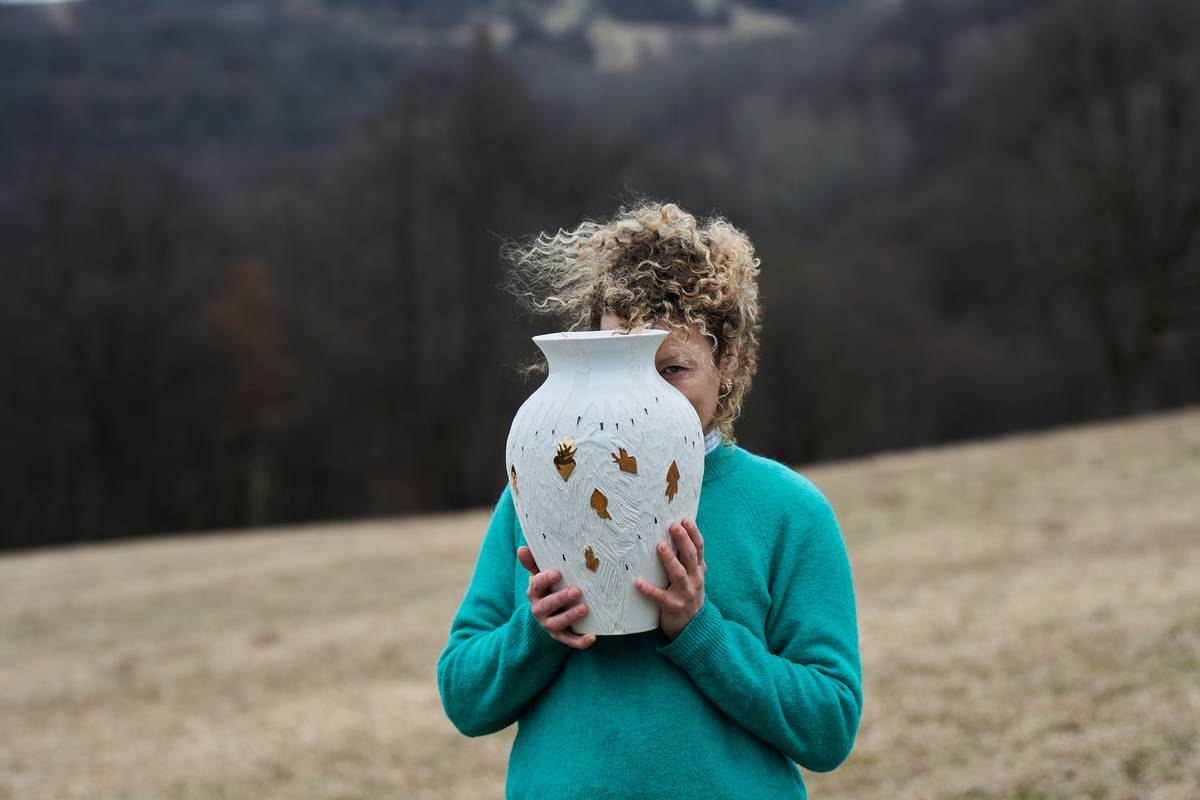 Designérka Pavla Vachunová tvoří z porcelánu rozmanité užité objekty, šperky a vázy.