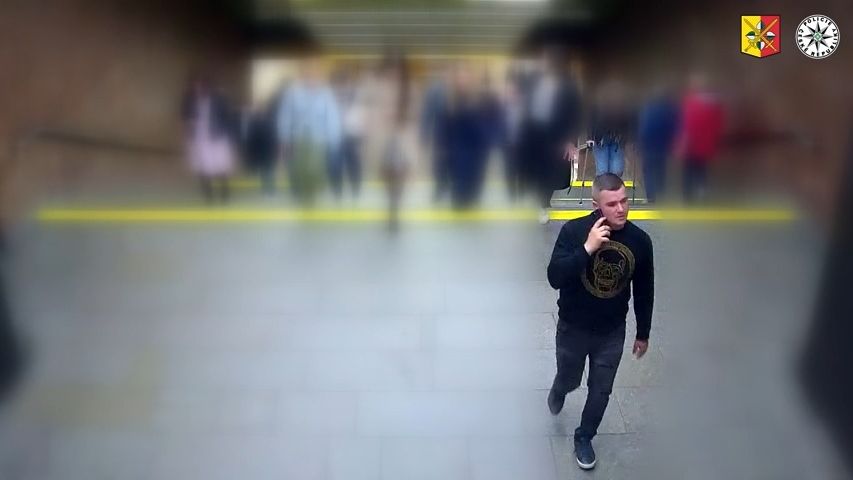 Kamera zachytila sexuální útoky na ženy v Praze, policie hledá muže z videa i další oběti
