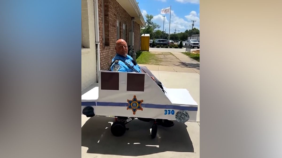Policista v USA si ve školním areálu zajezdil s kartonovým autíčkem