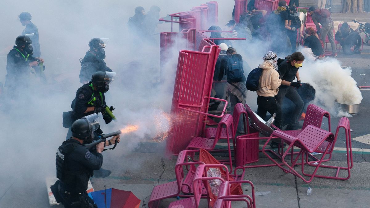 FOTO: V ulicích Los Angeles to vře. Protesty provázejí hořící auta a střety s policí a Národní gardou