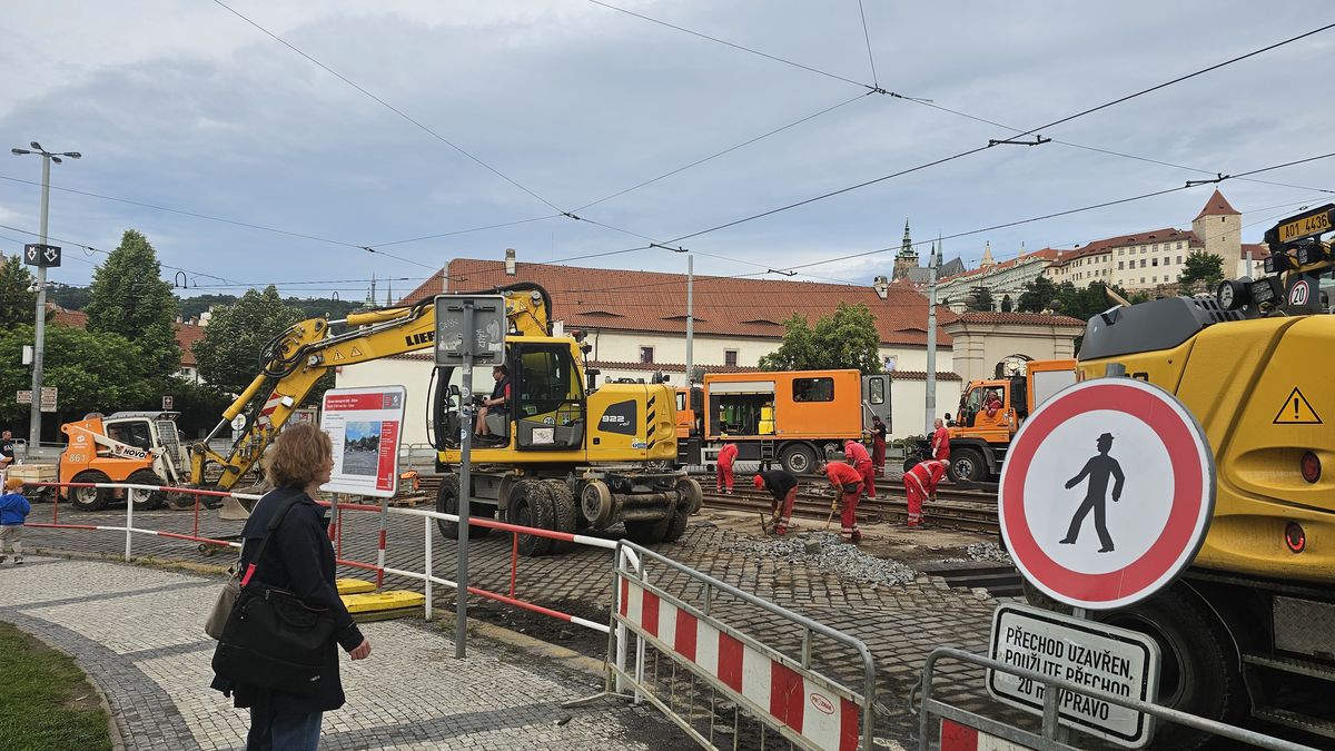 Tramvaje se vracejí do nových kolejí na Malostranské. Objížďky čekají Plzeňskou