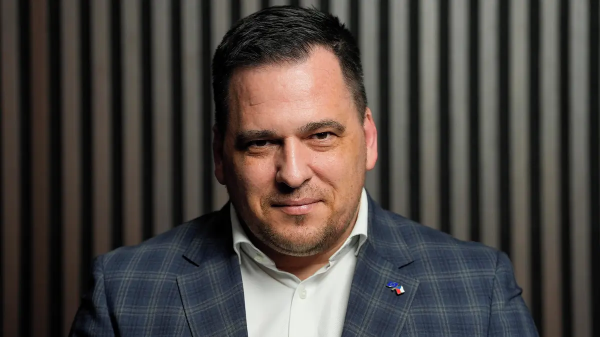 Zdechovský má smůlu, europoslanci nemohou působit v aktivních zálohách, potvrdil soud