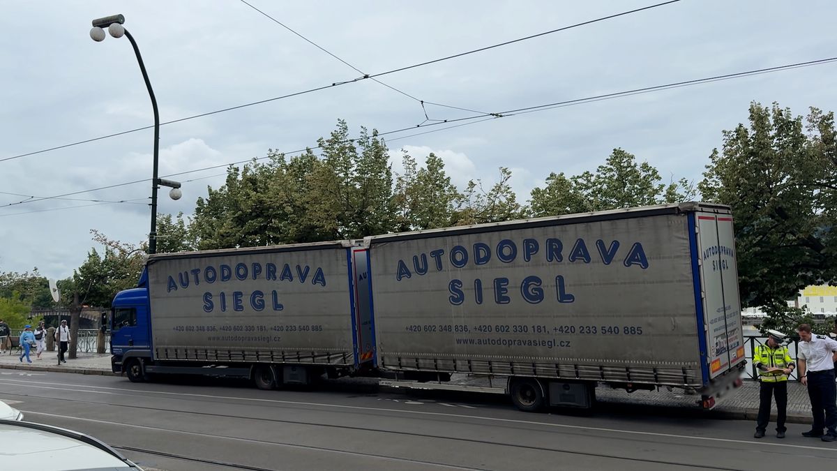 Řidič kamionu chtěl projet podjezdem v centru Prahy. Doprava zkolabovala