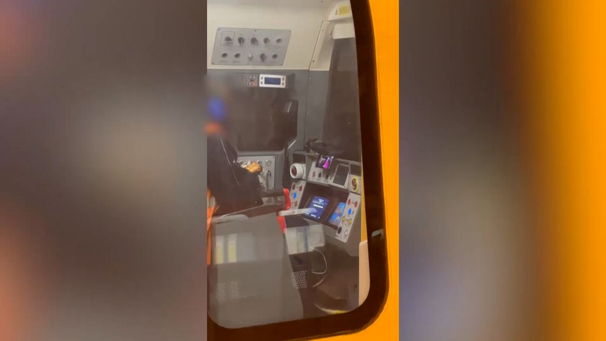 Řidič londýnského metra ve službě pletl a sledoval videa