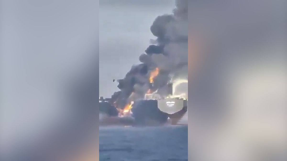 V Ománském zálivu se srazily a vzplály dva ropné tankery