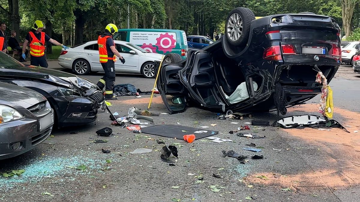 Zfetovaný řidič převrátil v Ďáblicích auto na střechu, zničil i několik dalších