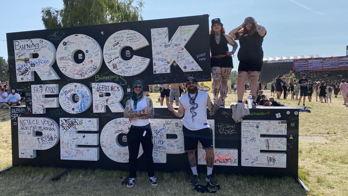 Organizátoři Rock for People pomohou Slovákům, kterým shořelo cestou na festival auto u Svitav