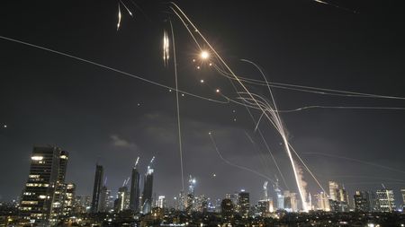 ON-LINE: Írán vypálil rakety na Izrael, výbuchy v Tel Avivu
