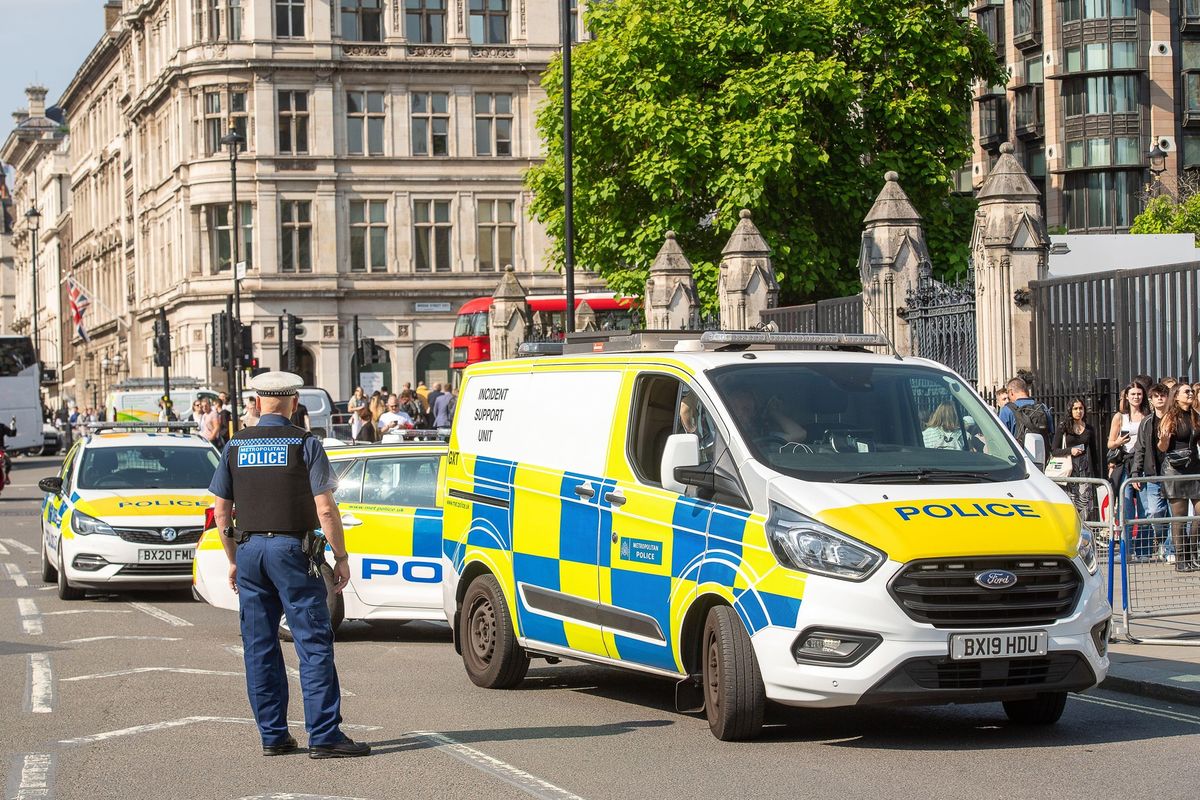 Britského učitele obžalovali ze sexuálního napadení a vraždy třináctiměsíčního chlapečka