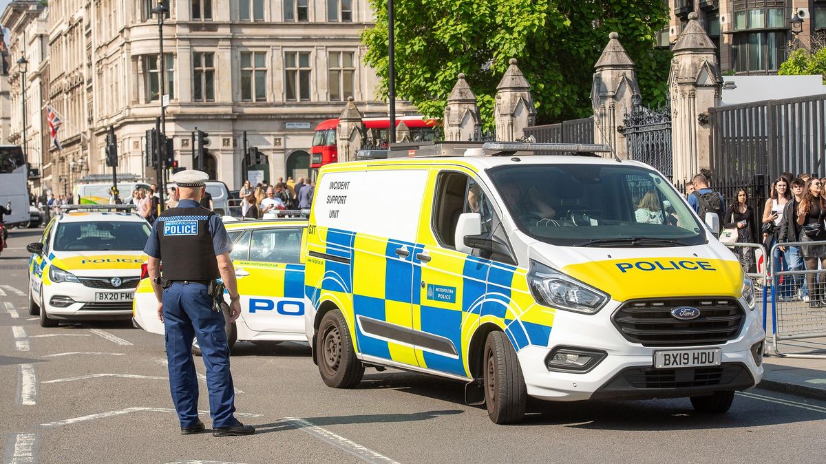 Britského učitele obžalovali ze sexuálního napadení a vraždy třináctiměsíčního chlapečka