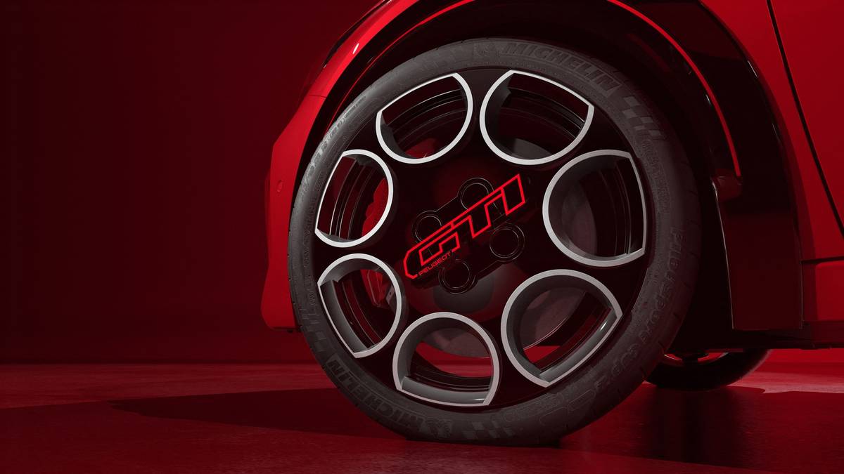 Kola Peugeotu e-208 GTi odkazují na historii.