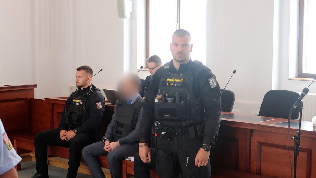 Rozřezával na mě oblečení. Bála jsem se, co přijde. Svědkyně popsala setkání s vraždícím primářem