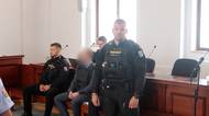 Vraždící primář před soudem v Plzni. Jednu ženu ubil sekyrou, druhou škrtil a zneužil