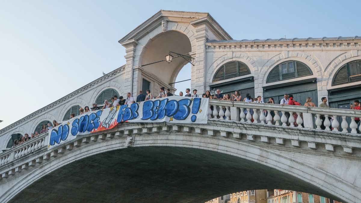 Aktivisté v Benátkách protestují proti svatbě Bezose. Plánují narušit oslavy