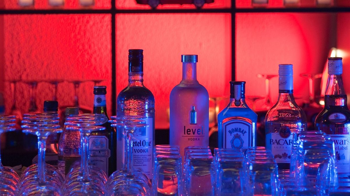 KVÍZ: Prověřte si znalosti o politicích, kteří měli rádi alkohol