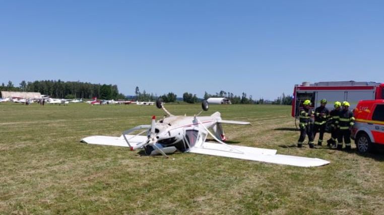 Pilot po přistání na letišti u Jihlavy převrátil letadlo na střechu