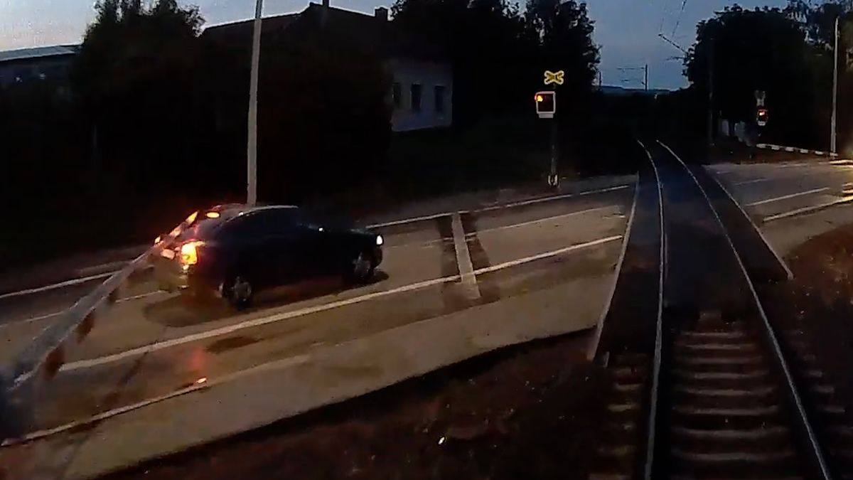 Řidiče na Vyškovsku uvěznily závory na přejezdu, hned poté projel vlak