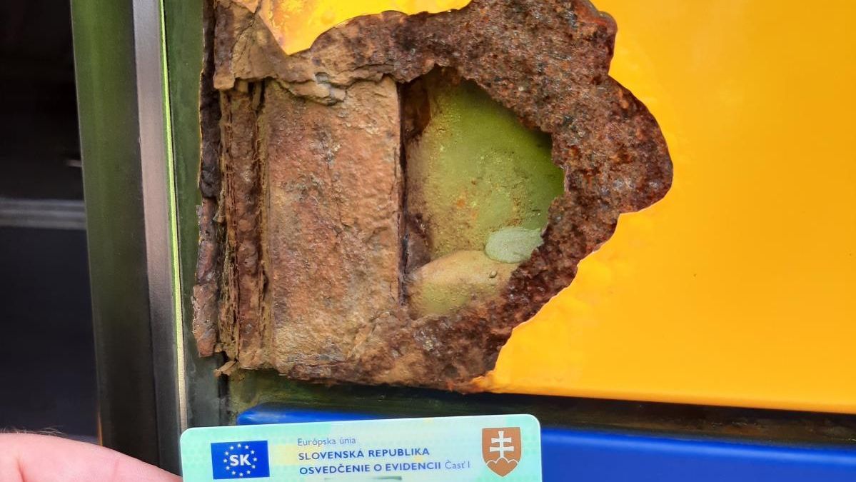 Slovenské školáky přivezl na výlet do Hodonína zrezlý autobus s rozpáranou pneumatikou