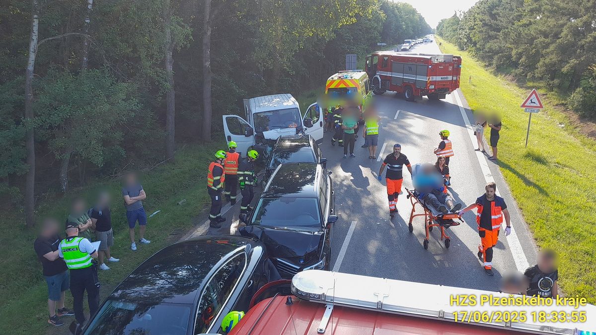 Pět aut v sobě. Hromadná nehoda uzavřela hlavní tah z Plzně na Karlovy Vary