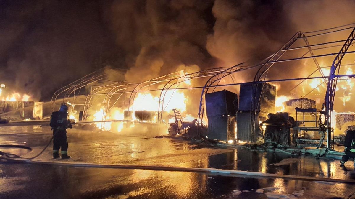Černý dým nad Českou Lípou. Hořela skladovací hala s plasty, město vyzvalo obyvatele, aby nevětrali