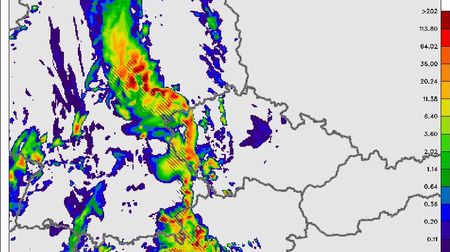 Přívalový déšť a kroupy. Tropický víkend utnou bouřky, varují meteorologové