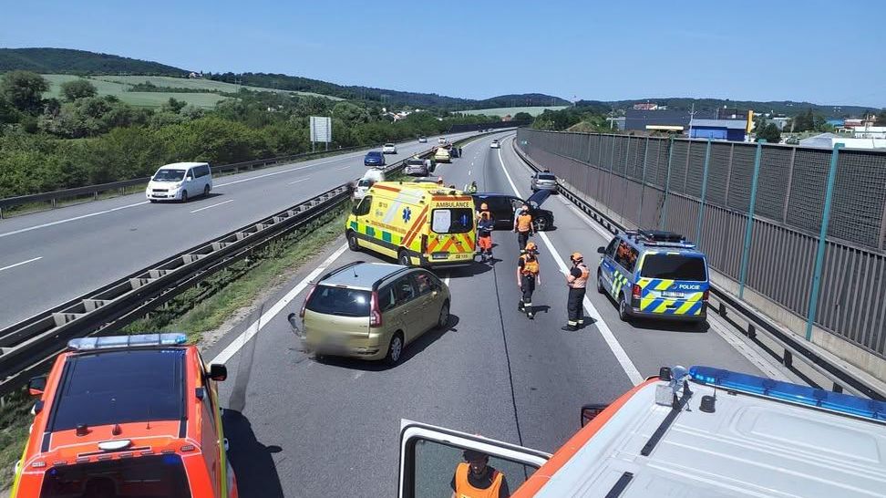 Hromadná nehoda devíti aut uzavřela dálnici D1, tvoří se dlouhá kolona