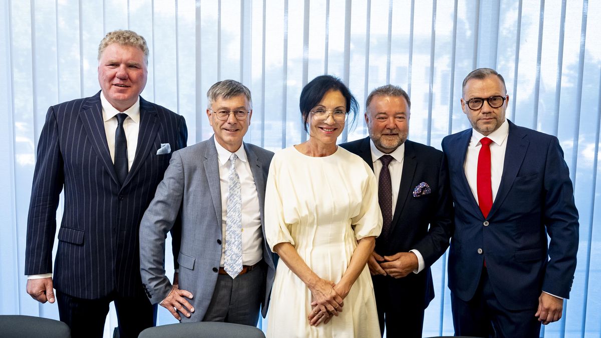 Žádné slučování s rozhlasem, redukce managementu na polovinu, zaznívá při grilování kandidátů na post šéfa ČT