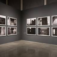 Pohled do pražské výstavy Up in Flames, která zevrubně představuje výtvarnou stránku Davida Lynche.