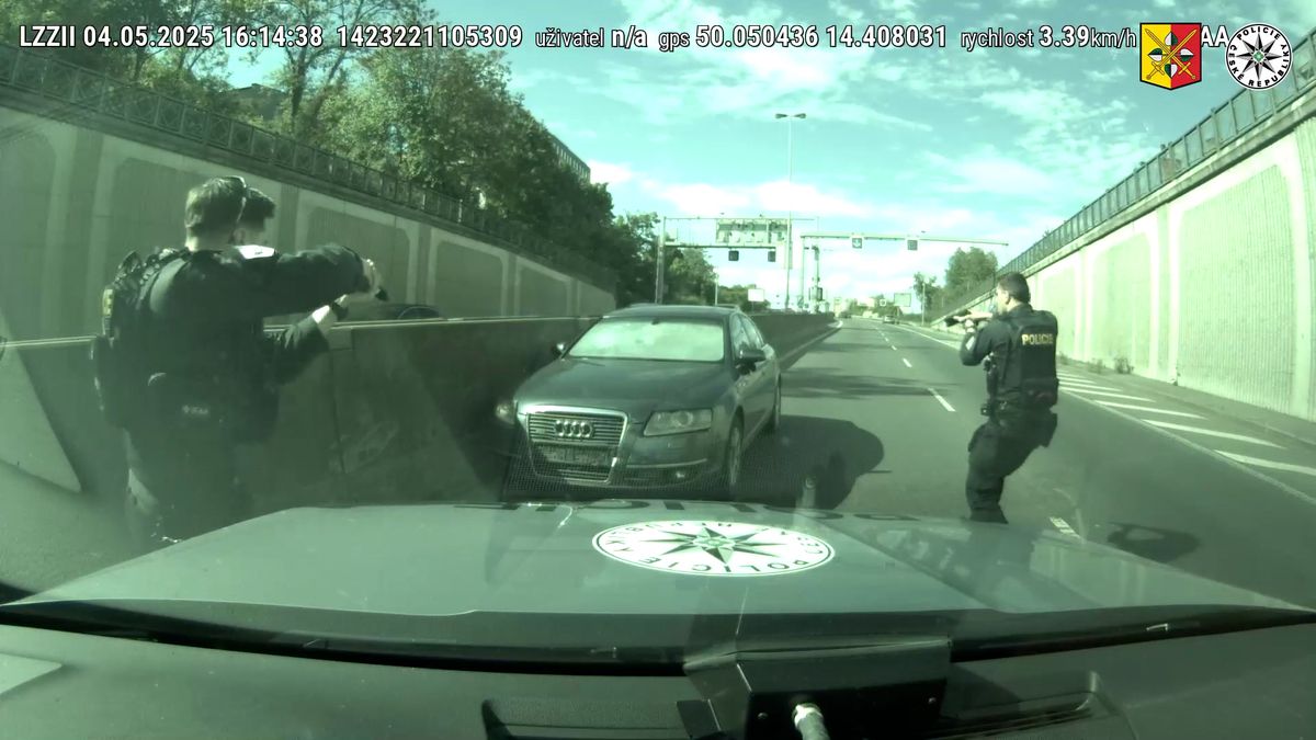 Opilý cizinec s dítětem v autě ujížděl Prahou. Policie zveřejnila záběry
