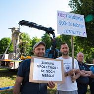 U sochy se shromáždilo několik odpůrců odstraňování.