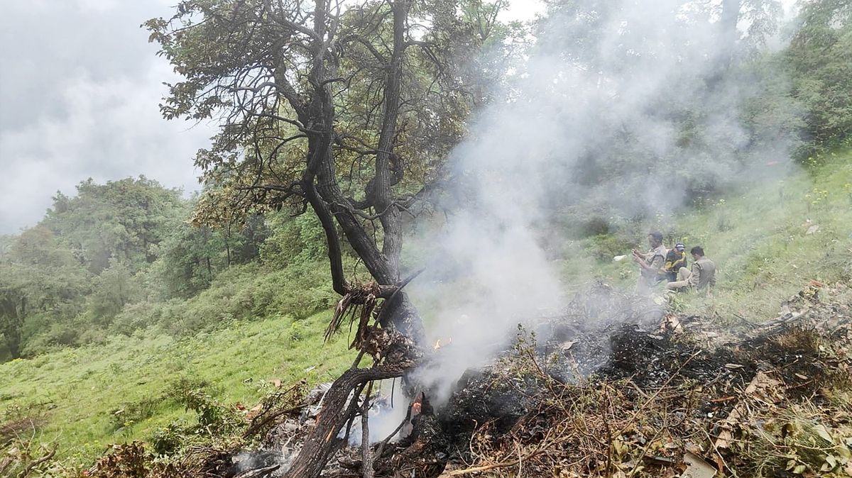 V Himálaji se zřítil vrtulník s hinduistickými poutníky, zemřelo sedm lidí