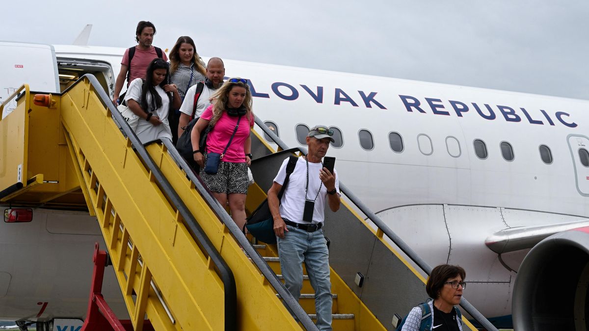 V Bratislavě přistálo letadlo s evakuovanými z Jordánska. Jsou mezi nimi i Češi